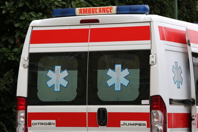 Sanitet, ambulantna kola hitna pomoć, Tiršova - Univerzitetska dečja klinika bolnica