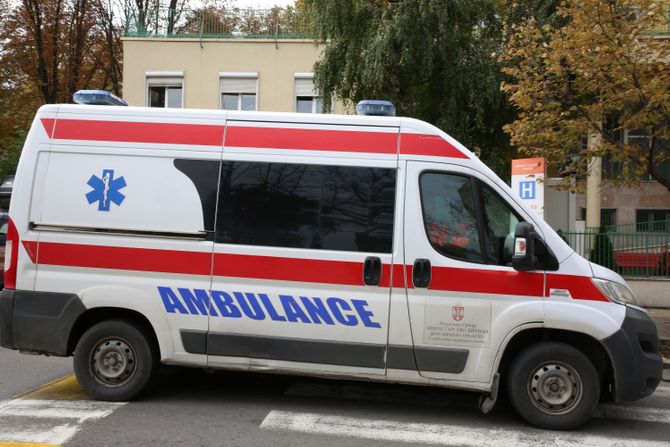 Sanitet, ambulantna kola hitna pomoć, Tiršova - Univerzitetska dečja klinika bolnica