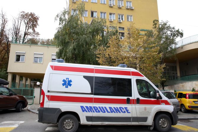 Sanitet, ambulantna kola hitna pomoć, Tiršova - Univerzitetska dečja klinika bolnica