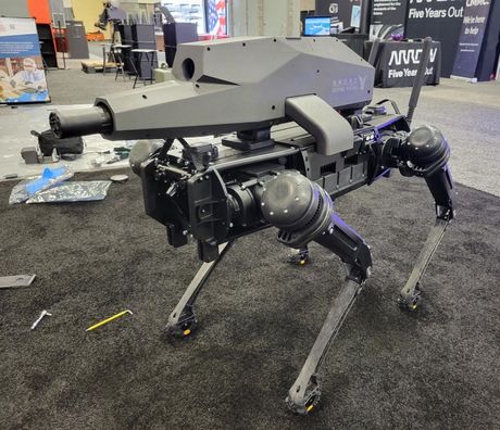 Vision 60, naoružani robot-pas