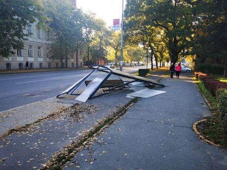 Subotica, autobus srušio stajalište