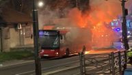 Gori autobus 511: Širi se gust dim, putnici izašli na Obrenovačkom putu