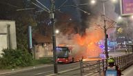 Dramatična scena na Voždovcu: Iz autobusa kulja dim