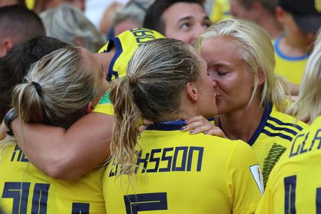 Pernil Harder, Magdalena Erikson, fudbalerke, poljubac, Švedska