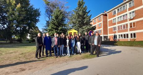 Akcija škola, učenici hemijske škole u Vranju sredili dvorište