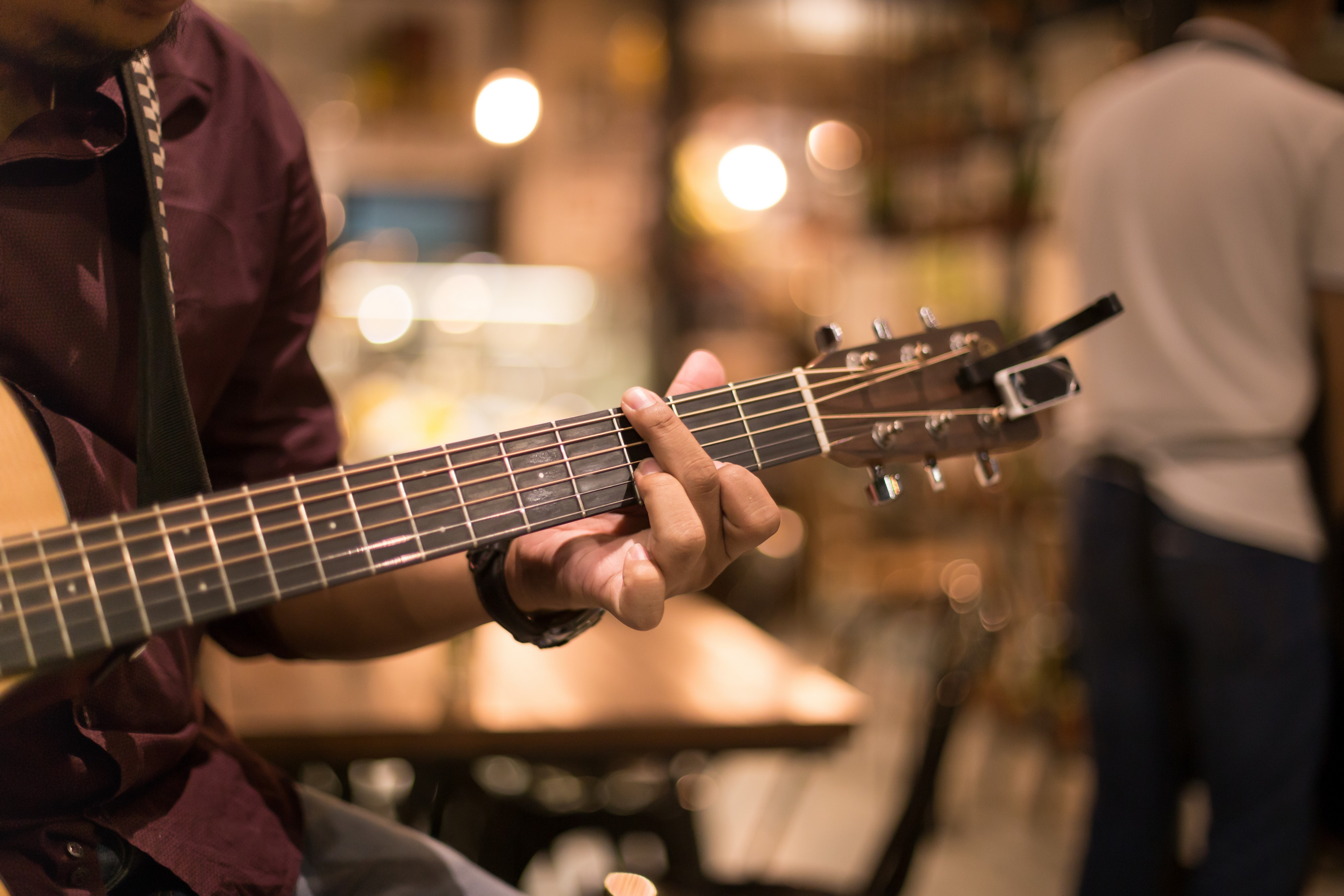 Počeo je sa jednom gitarom, a danas ih ima čak 60! Dušan u svojoj kući napravio muzej koji oduševljava sve