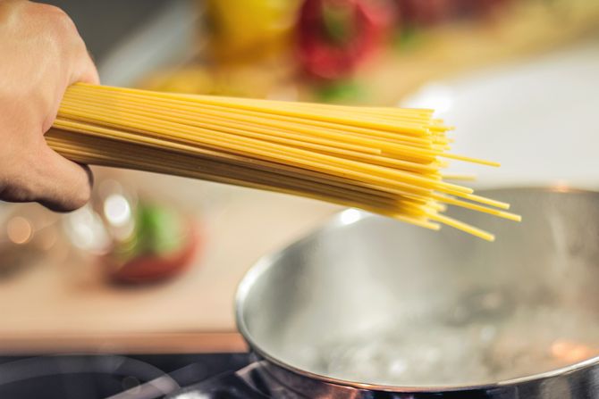 Špagete, testenina, pasta, italijanska kuhinja, kuvanje, taljatele Špagete, testenina, pasta, italijanska kuhinja, kuvanje, taljatele