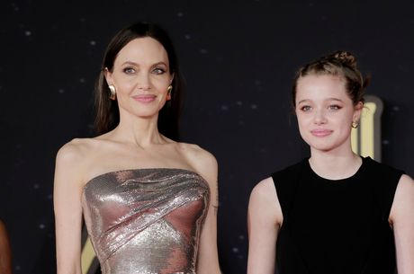 Anđelina Džoli sa ćerkama Anđelina Džoli sa ćerkama