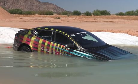 Tesla Modle S pod vodom