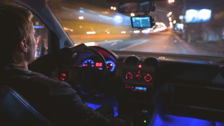 Auto iznutra, vožnja, noć brzina