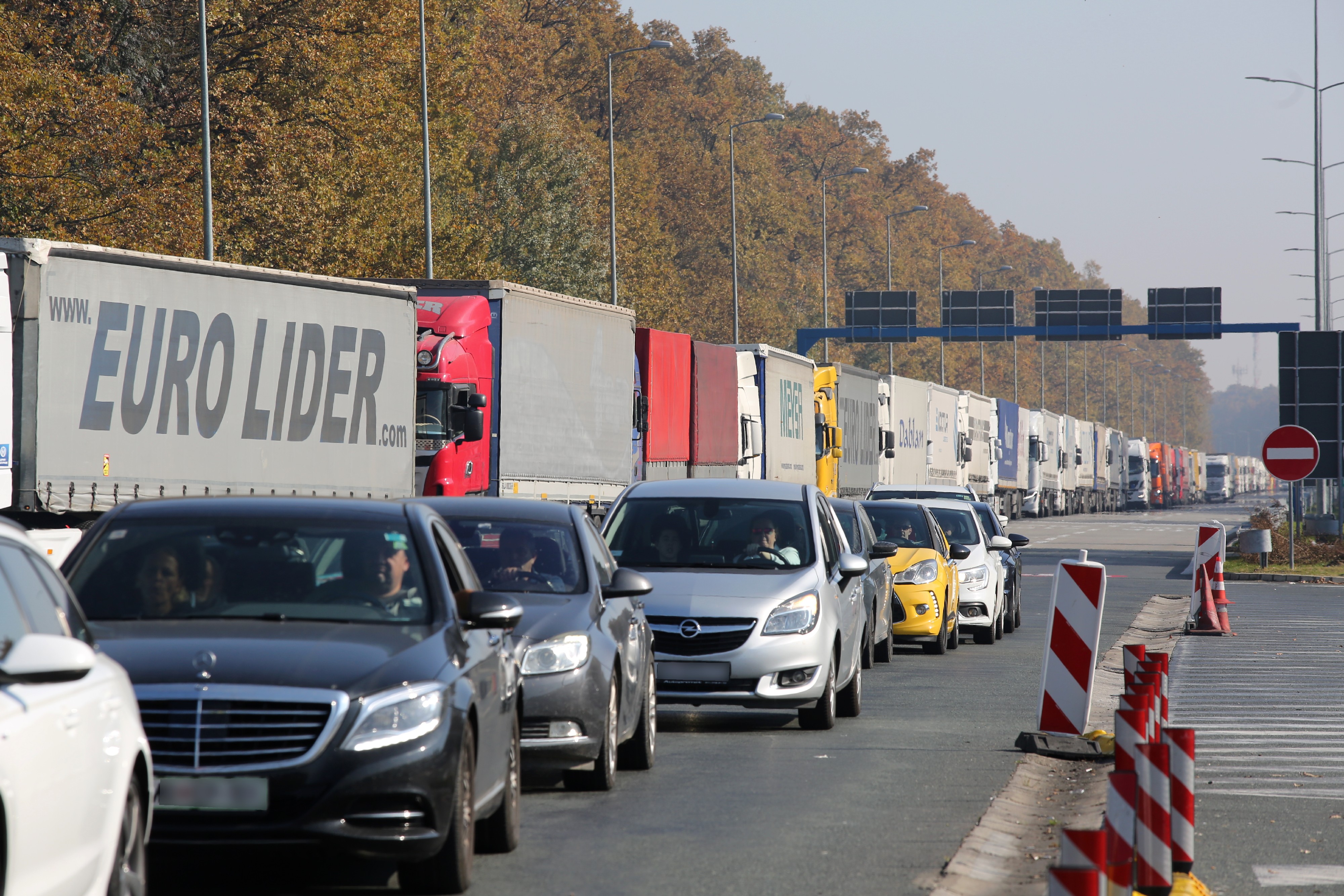 Na graničnom prelazu Šid teretna vozila čekaju četiri sata na izlaz, na Batrovcima dva