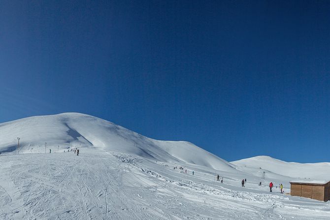 «Χειμερινή Μύκονος» ή Kajmakchalan: τι έχει να προσφέρει ένα αποκλειστικό ελληνικό χιονοδρομικό κέντρο