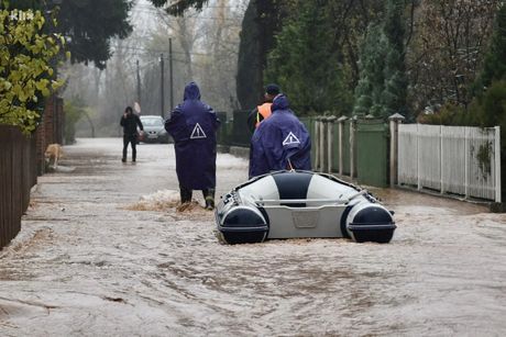 Frightening Scenes In Sarajevo Flood Water Swallows Cars People   Sarajevo Spasavanje 460x0 