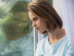 tužna žena, usamljenost, kiša, jesen