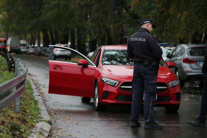 Uviđaj mrtav čovek u automibilu Ušće