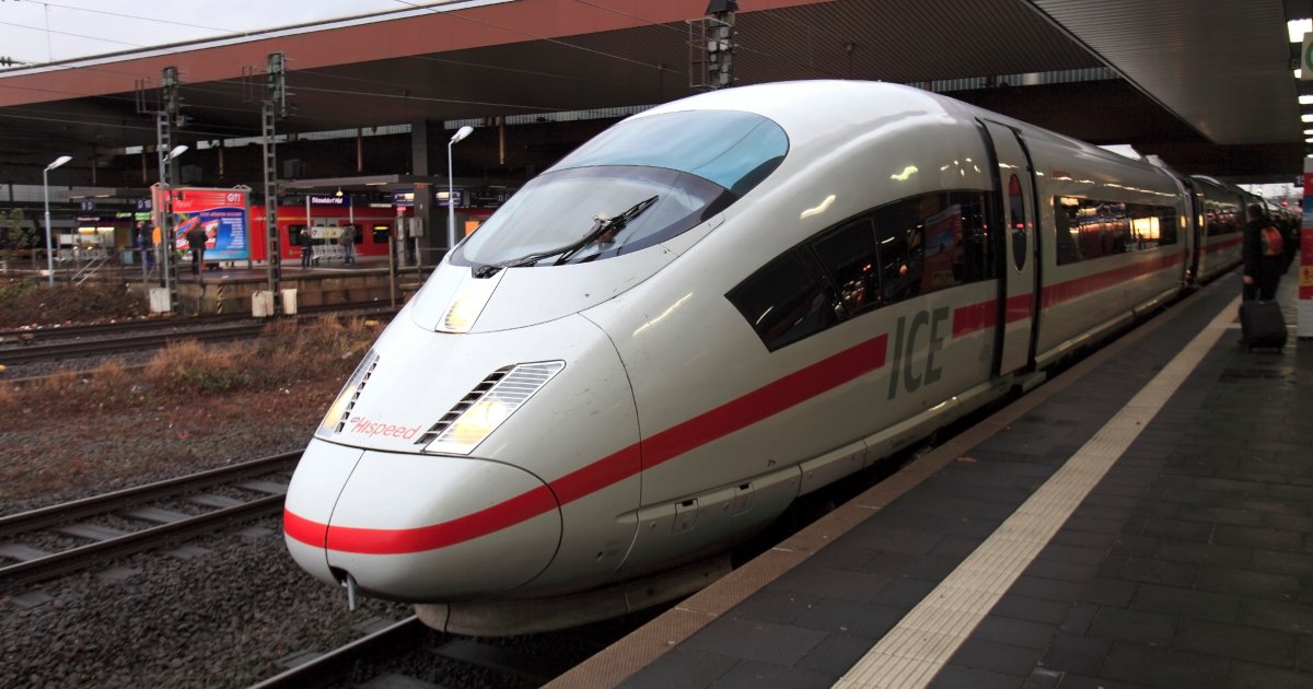 Žena zaboravila paket u vozu, mašinovođa pozvao policiju čim je video šta na njemu piše!