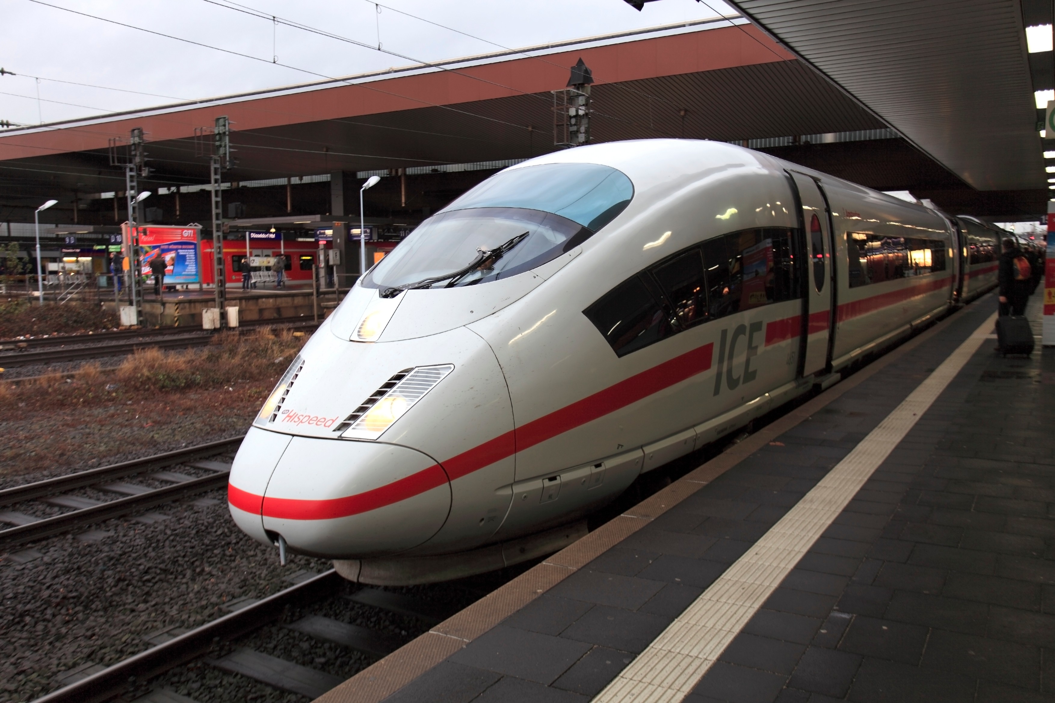 Žena zaboravila paket u vozu, mašinovođa pozvao policiju čim je video šta na njemu piše!