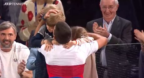Novak Đoković, zagrljaj, deca, Tara i Stefan