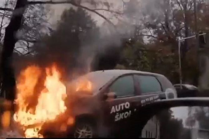 Auto, auto u plamenu, zapalio se auto, Topčider