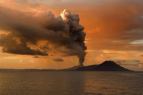 Tavurvur, Rabaul, Vulkan, Kaldera, Papua Nova Gvineja Tavurvur, Rabaul, Vulkan, Kaldera, Papua Nova Gvineja