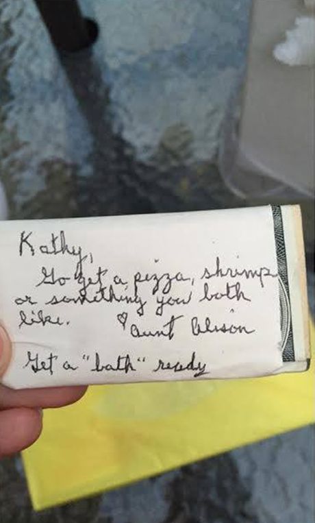 Kathy and Brandon Gunn poklon za venčanje od tetke