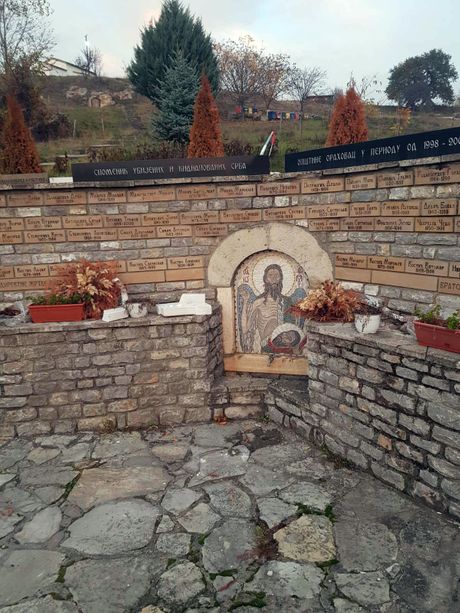 Oskrnavlјen spomenik ubijenim i kindapovanim Srbima u Velikoj Hoči