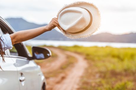srećna devojka žena putovanje automobilom šešir u ruci izlet odmor