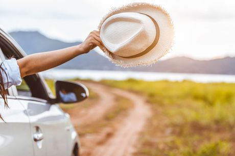 srećna devojka žena putovanje automobilom šešir u ruci izlet odmor srećna devojka žena putovanje automobilom šešir u ruci izlet odmor