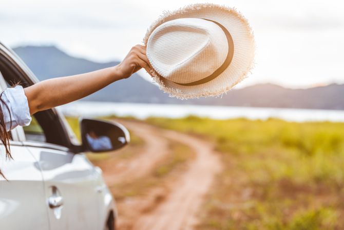 srećna devojka žena putovanje automobilom šešir u ruci izlet odmor srećna devojka žena putovanje automobilom šešir u ruci izlet odmor