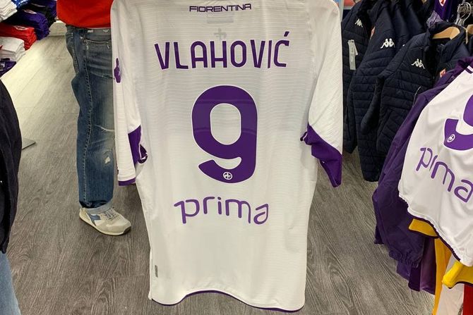 Dušan Vlahović, dres, šop, Fiorentina