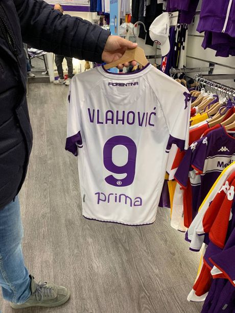 Dušan Vlahović, dres, šop, Fiorentina