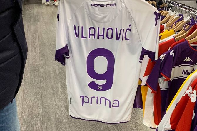 Dušan Vlahović, dres, šop, Fiorentina