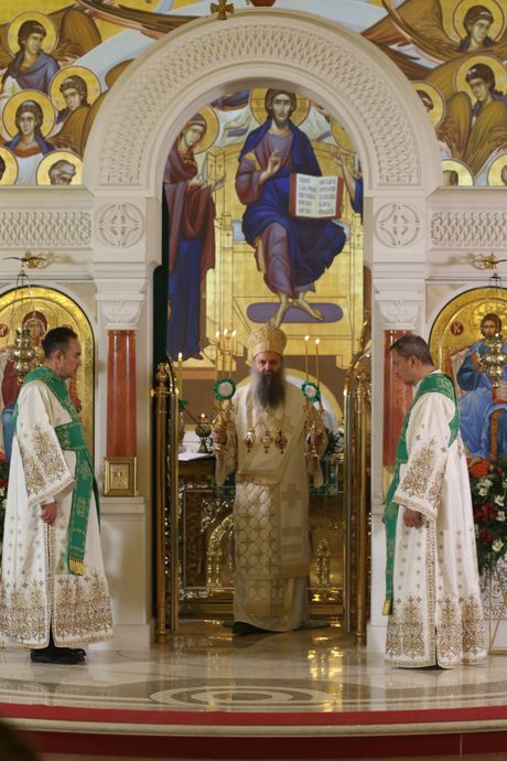 Hram Svetog Save Patrijarh Porfirije služio arhijerejsku liturgiju povodom godisnjice upokojenja 45 poglavara SPC Irineja liturgija Irinej