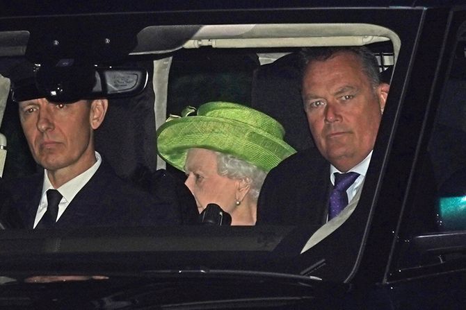 Gioia e salute di nuovo a palazzo inglese: la regina Elisabetta al battesimo dei suoi pronipoti