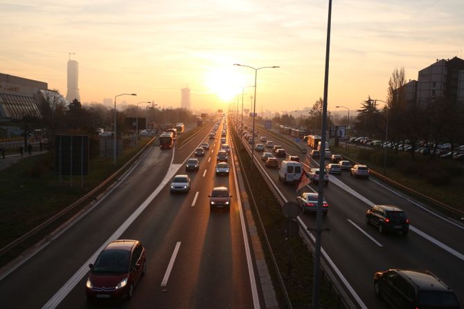 Gazela auto-put auto put saobracajna guzva jutro svitanje sunce