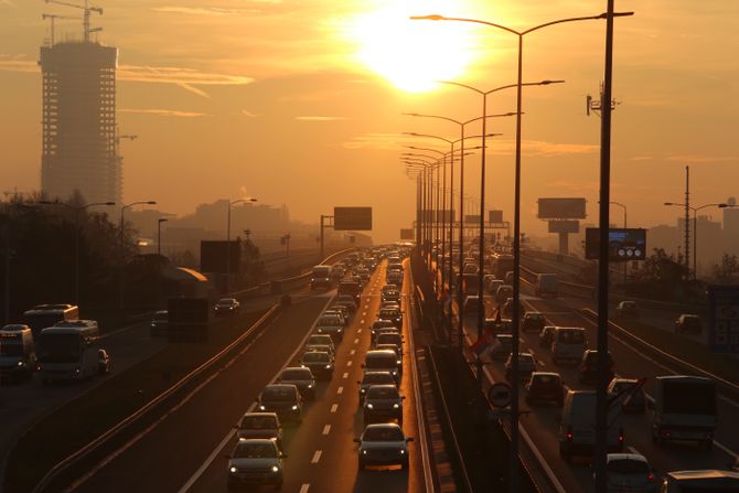 Gazela auto-put auto put saobracajna guzva jutro svitanje sunce