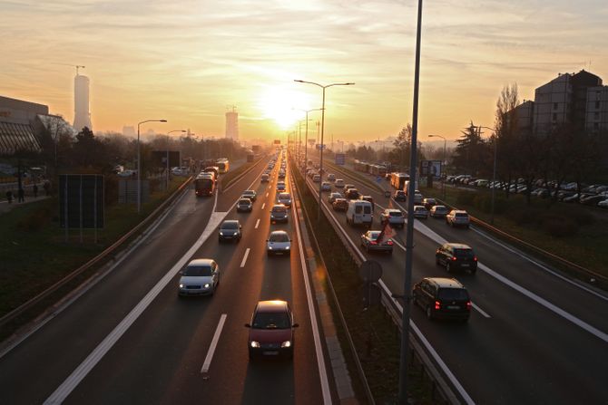 Gazela auto-put auto put saobracajna guzva jutro svitanje sunce