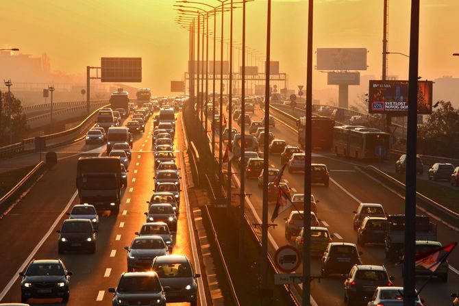 Gazela auto-put auto put saobracajna guzva jutro svitanje sunce