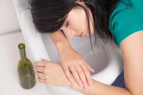Žena, devojka, alkohol, povraćanje Žena, devojka, alkohol, povraćanje