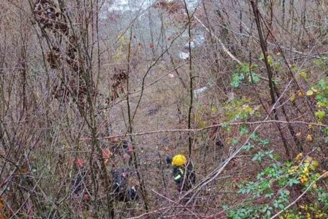 Vozilo sletjelo u kanjon Morače, poginula jedna osoba Vozilo sletjelo u kanjon Morače, poginula jedna osoba
