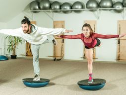 Fitnes, vežbanje, stajanje na jednoj nozi
