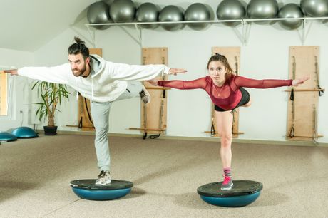 Fitnes, vežbanje, stajanje na jednoj nozi