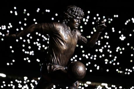 Dijego Maradona, statua, Napoli