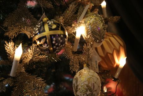 Vukov novogodišnji kutak, Prodavnica ukrasa