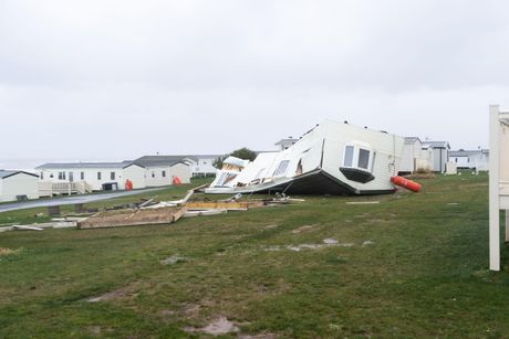 Oluja Arven Storm Arwen causes major damage to Hartlepool caravan park