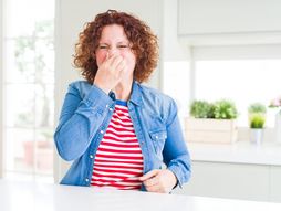 smrad suvanski dim žena zapušen nos