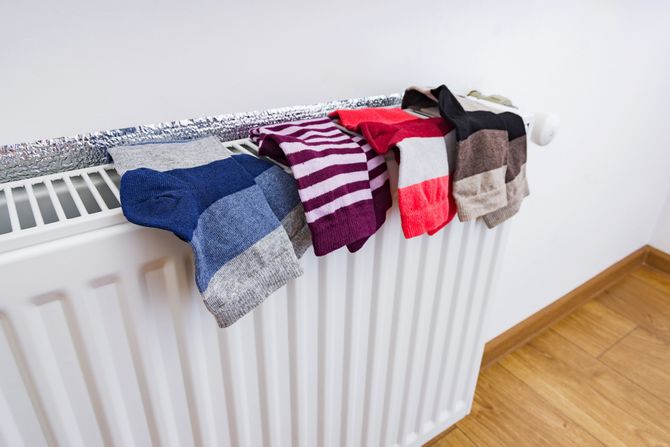Un errore che molte persone fanno, ma non si rendono conto che è dannoso per la salute: asciugare i panni nel termosifone