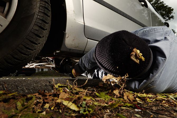 Bomba, eksploziv auto, ispod auta