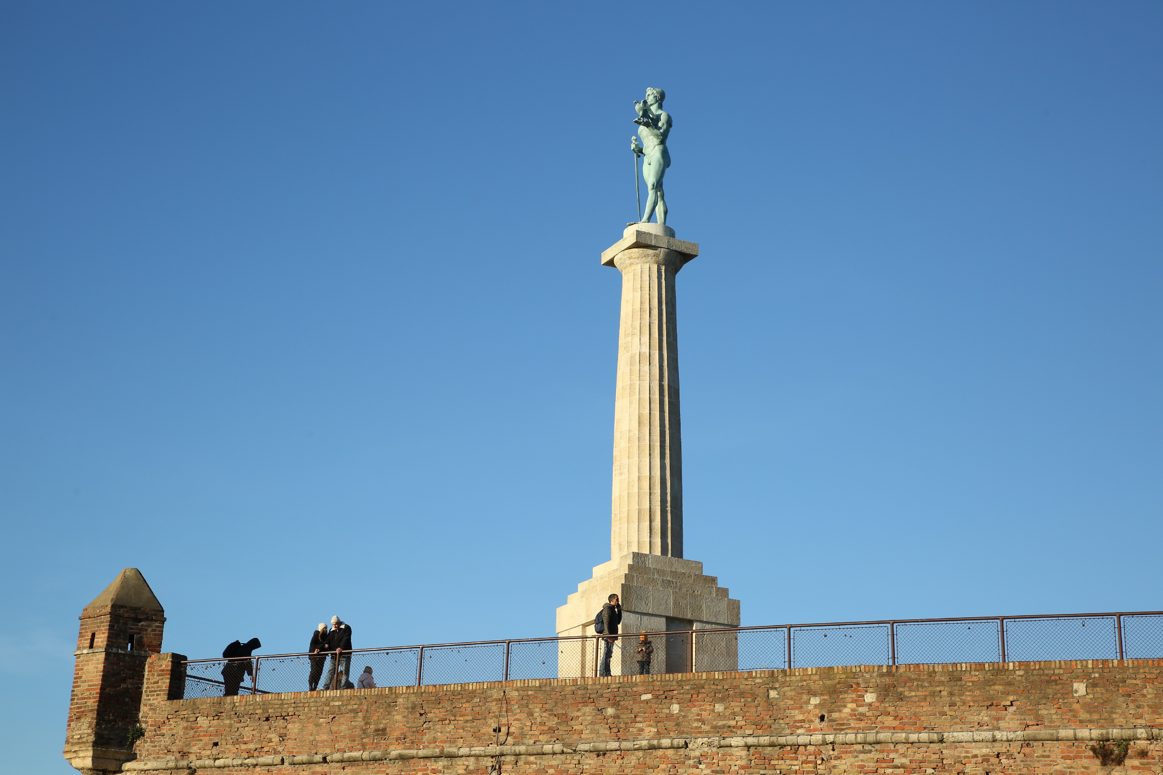 Velika drama na Kalemegdanu! Devojčica (15) pala sa zidina kod "Pobednika"
