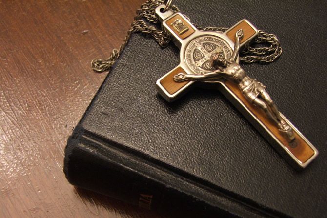 Egzorcizam Exorcism isterivanje đavola, biblija krst hrišćanstvo religija paganstvo Egzorcizam Exorcism isterivanje đavola, biblija krst hrišćanstvo religija paganstvo